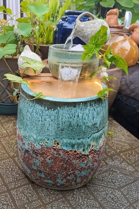 🪴 نافورة فخارية مزجّجة بإضاءة خافتة